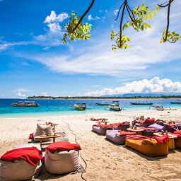 rsz_indonesië-gili-eilanden-strand-met-ligzakken