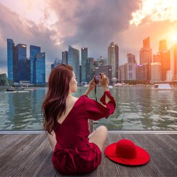 rsz_singapore-skyline-met-vrouw-die-foto-maakt