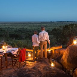 rsz_tanzania-serengeti_np-elewana-serengeti-pioneer-camp-romantisch-diner