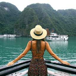 rsz_vietnam-ha-long-bay-streek-vrouw-vanop-boot-kijkend-naar-uitzicht