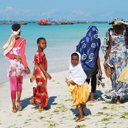 rsz_zanzibar-algemeen-vrouwen-kindjes-strand