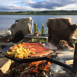 rsz_zweden-lapland-harads-treehotel-summer-outdoor-dinner