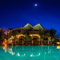 Senegal-Saly-Lamantin-Beach-Resort-&-Spa-sfeerbeeld-avond-zwembad-hotelgebouw