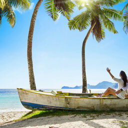 Seychellen-algemeen-koppel-zittend-op-bootwrak-strand