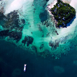 Seychellen-Cruises-Variety-Cruises-Pegasos-luchtfoto-boot-eiland