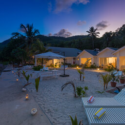 Seychellen-La-Digue-Le-Natautique-Waterfront-Hotel-beachvilla's-avond