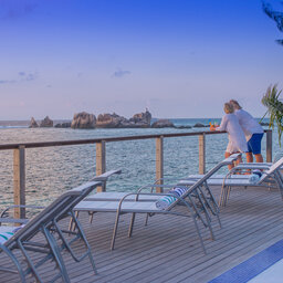 Seychellen-La-Digue-Le-Natautique-Waterfront-Hotel-koppel-ligbedden-zonsondergang