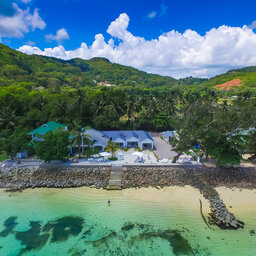 Seychellen-La-Digue-Le-Natautique-Waterfront-Hotel-luchtfoto