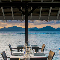 Seychellen-La-Digue-Le-Natautique-Waterfront-Hotel-restaurant-zonsondergang