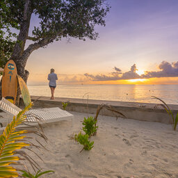 Seychellen-La-Digue-Le-Natautique-Waterfront-Hotel-vrouw-strand