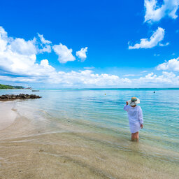 Seychellen-La-Digue-Le-Natautique-Waterfront-Hotel-vrouw-zee