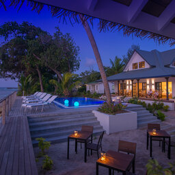 Seychellen-La-Digue-Le-Natautique-Waterfront-Hotel-zwembad-hotelgebouw-koppel-avond