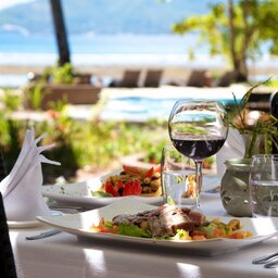 Seychellen-La-Digue-Le-Repaire-Boutique-Hotel-sfeerbeeld-lunch