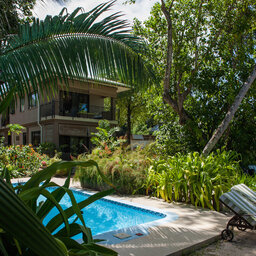 Seychellen-La-Digue-Le-Repaire-Boutique-Hotel-tuin-zwembad-2