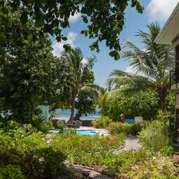 Seychellen-La-Digue-Le-Repaire-Boutique-Hotel-tuin-zwembad