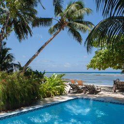 Seychellen-La-Digue-Le-Repaire-Boutique-Hotel-tuin-zwembad-zee-ligbedden