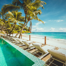 Seychellen-Mahe-Carana-Beach-ligbedden Deck & strand