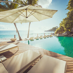 Seychellen-Mahe-Carana-Beach-ligbedden-zwembad