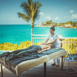 Seychellen-Mahe-Carana-Beach-Massage-op-Deck