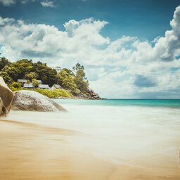 Seychellen-Mahe-Carana-Beach-rotsen-strand