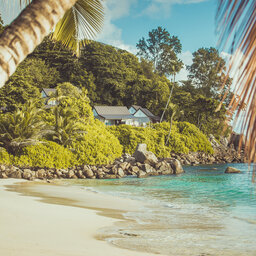 Seychellen-Mahe-Carana-Beach-uitzicht-strand