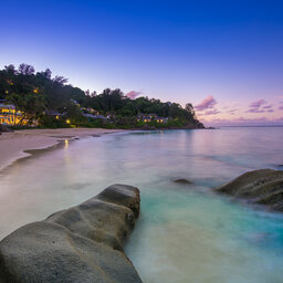 Seychellen-Mahe-Carana-Beach-zonsondergang-strand