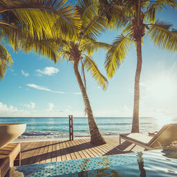 Seychellen-Mahe-Carana-Beach-zwembad-ligbedden-zee