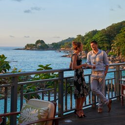 Seychellen-Mahe-Hilton-Northolme-Resort-&-Spa-koppel-terras