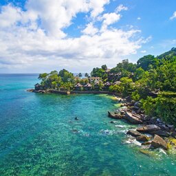 Seychellen-Mahe-Hilton-Northolme-Resort-&-Spa-luchtfoto-omgeving (3)