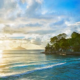 Seychellen-Mahe-Hilton-Northolme-Resort-&-Spa-uitzicht-zee-zonsondergang