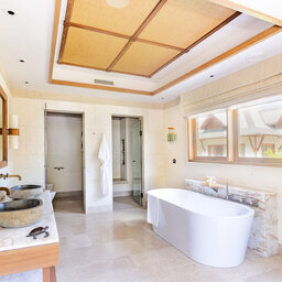 Seychellen-Mahe-L'Escale-Resort-Marina-&-Spa-deluxe-suite-mountain-view-badkamer