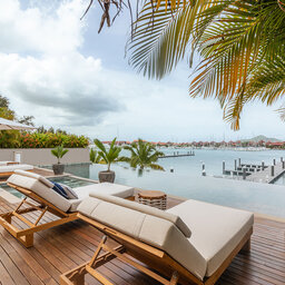 Seychellen-Mahe-L'Escale-Resort-Marina-&-Spa-deluxe-suite-mountain-view-zwembad