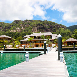 Seychellen-Mahe-L'Escale-Resort-Marina-&-Spa-exterieur-vanaf-ponton