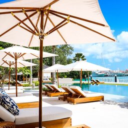 Seychellen-Mahe-L'Escale-Resort-Marina-&-Spa-zwembad-ligbedden