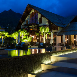 Seychellen-Mahe-Story-Seychelles-zwembad-terras-avond