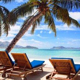 Seychellen-Praslin-LArchipel-ligbedden-strand