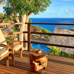 Seychellen-Praslin-Le-Chateau-De-Feuilles-Ocean-View-Chateau-Suite-balkon