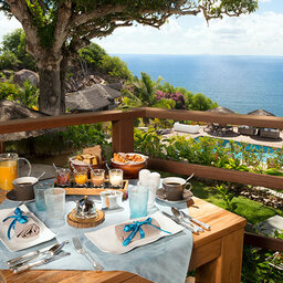 Seychellen-Praslin-Le-Chateau-De-Feuilles-Ocean-View-Chateau-Suite-ontbijt-balkon