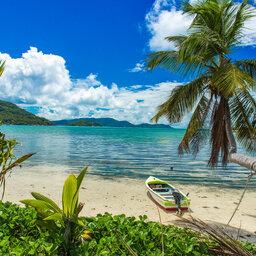 Seychellen-Praslin-strand-met-bootje