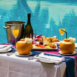 Seychellen-Private-eilanden-Alphonse-Island-sfeerbeeld-champagne-ontbijt