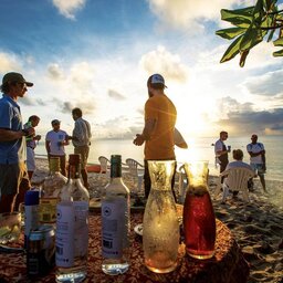 Seychellen-Private-Eilanden-Astove-Coral-House-aperitief-strand-gasten