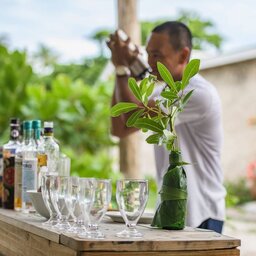Seychellen-Private-Eilanden-Astove-Coral-House-barman-cocktails