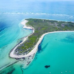 Seychellen-Private-eilanden-BlueSafari-Cosmo-Eco-Camp-luchtfoto-eiland-2