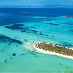 Seychellen-Private-eilanden-BlueSafari-Cosmo-Eco-Camp-luchtfoto-eiland