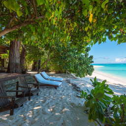 Seychellen-Private-Eilanden-Denis-Private-Island-beach-villa-strand-ligbedden