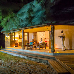 Seychellen-Private-Eilanden-Denis-Private-Island-cottage-avond