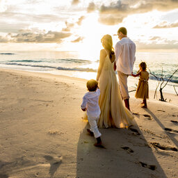 Seychellen-Private-Eilanden-Denis-Private-Island-strandwandeling-familie