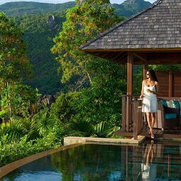 Seychelles-Mahé-Constance-Ephelia-Resort-Presidential-Villa-vrouw-zwembad