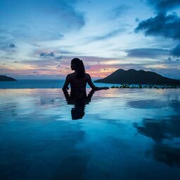 Seychelles-Mahé-Constance Ephelia Resort-zwembad-zonsondergang-vrouw
