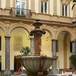 Sicilie-Noord-Sicilie-Palermo-Grand-hotel-Piazza-Brosa-fontein